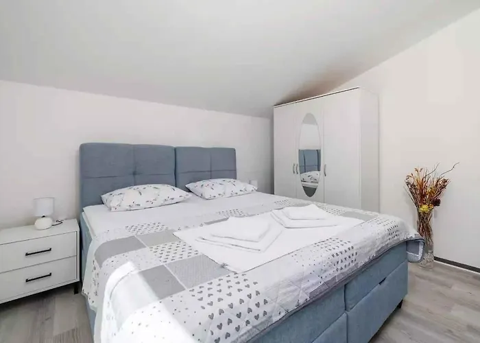 With Pool In 54912 Feriehus Grižane