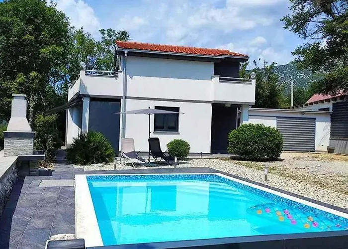 With Pool In 54912 Feriehus