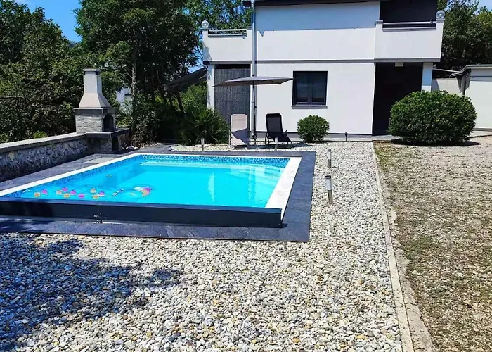 With Pool In 54912 Feriehus