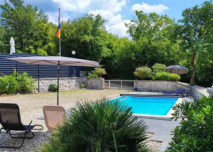 With Pool In 54912