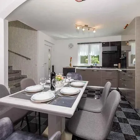 With Pool In 54912 Grižane