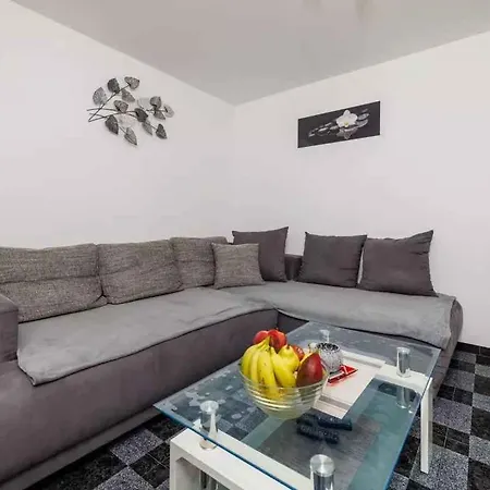 With Pool In 54912 * Grižane