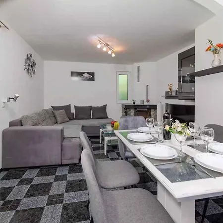 With Pool In 54912 *