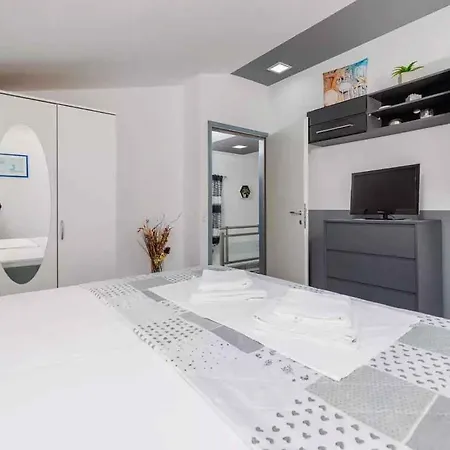 Σπίτι διακοπών With Pool In 54912 Grižane