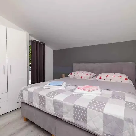 Σπίτι διακοπών With Pool In 54912 Grižane