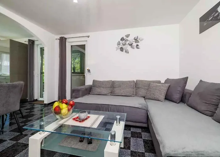 בית נופש With Pool In 54912 Grižane